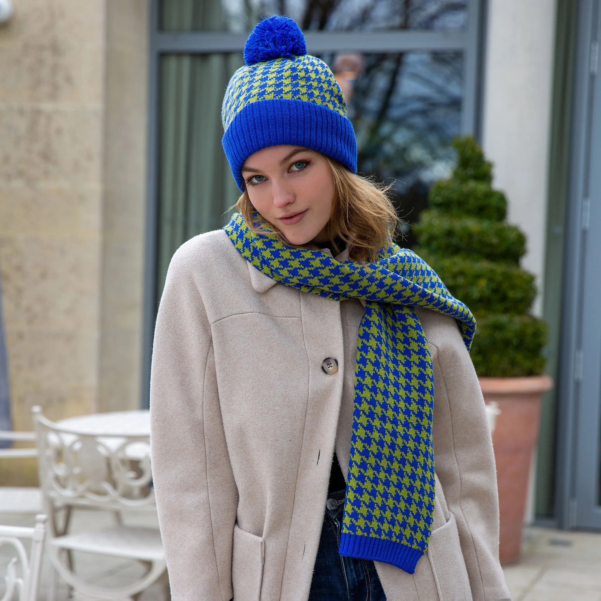 Women’s Jacquard Knitted Scarf with Dogtooth Pattern